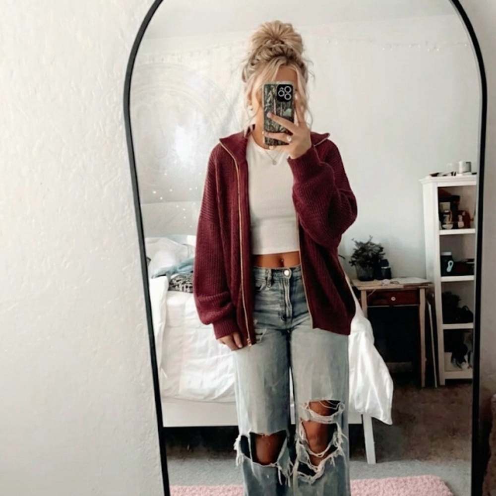 Women's Burgundy zip up cardigan
